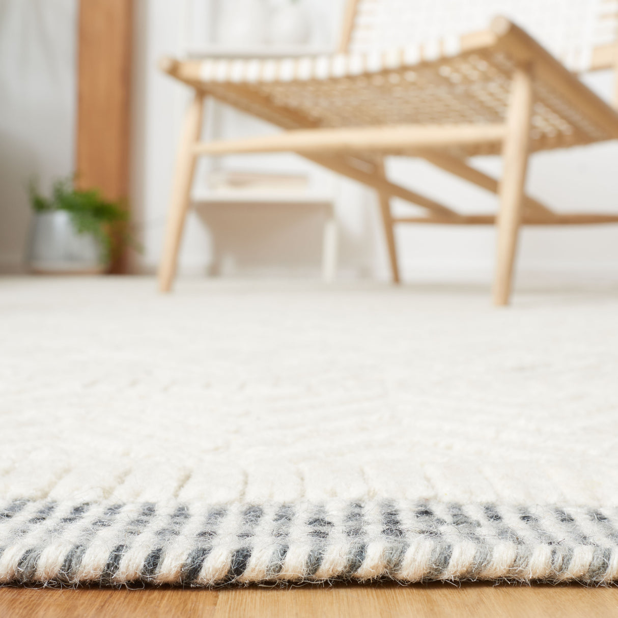 Martha Stewart by SAFAVIEH Handmade Riga Wool Rug