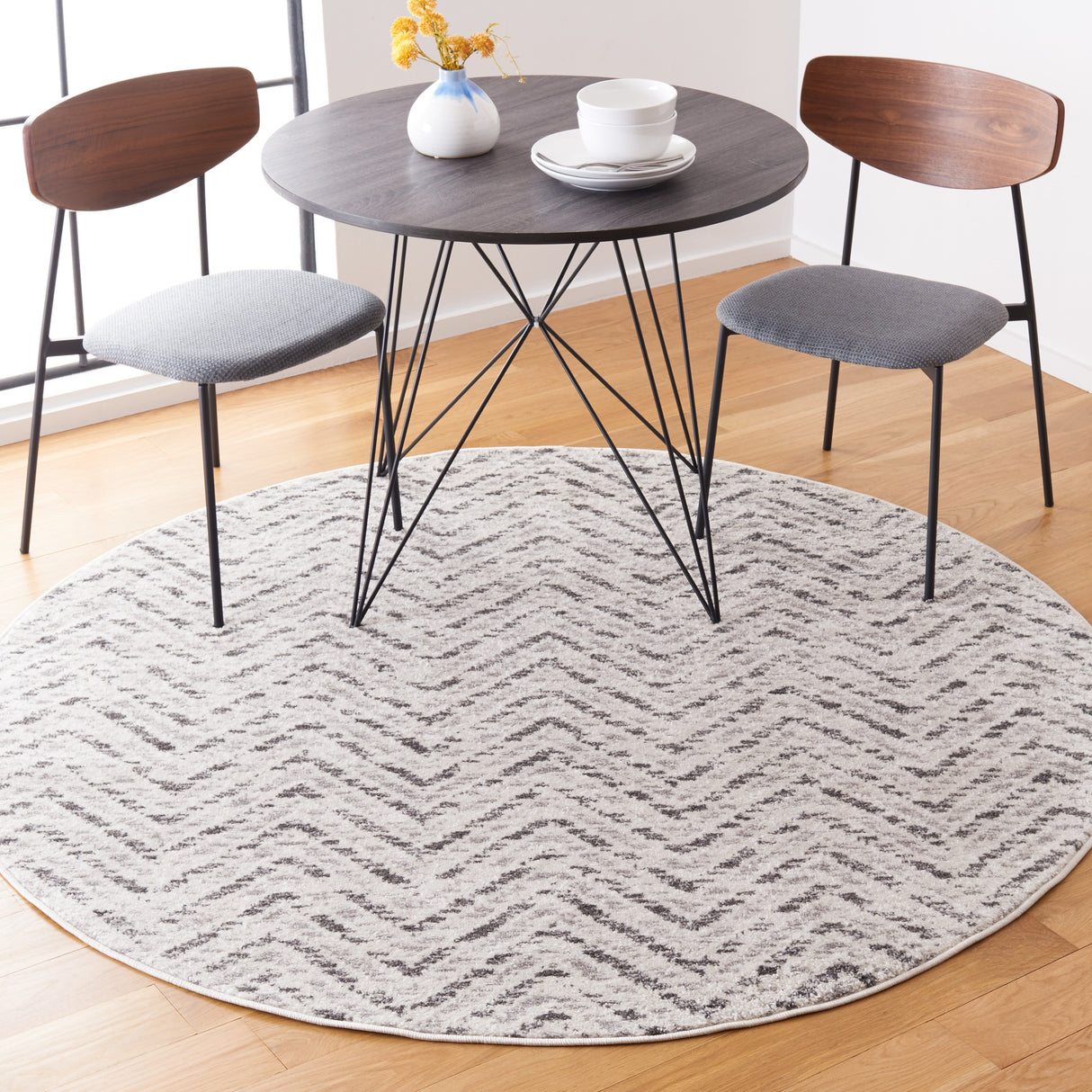 SAFAVIEH Adirondack Hildegard Chevron Distressed Rug