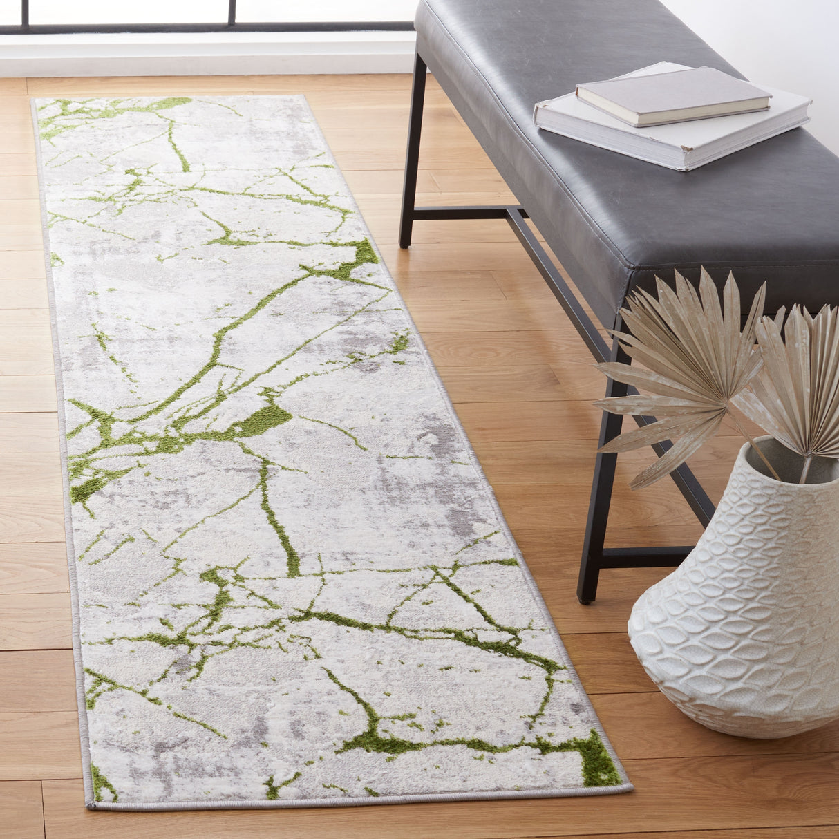 SAFAVIEH Amelia Alli Modern Abstract Distressed Rug