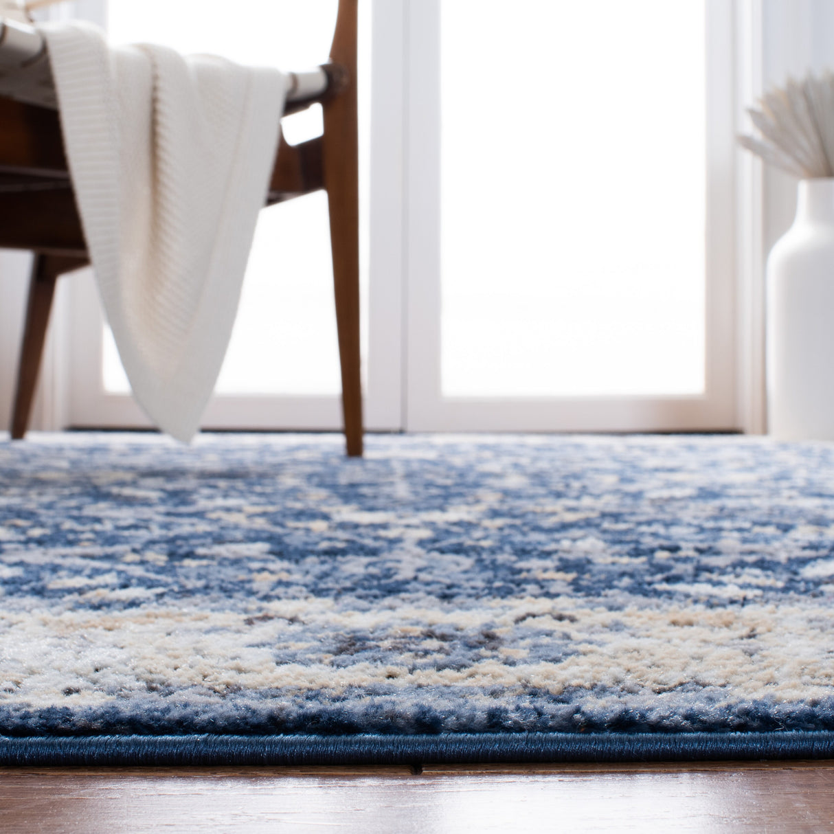 SAFAVIEH Amelia Betli Oriental Rug