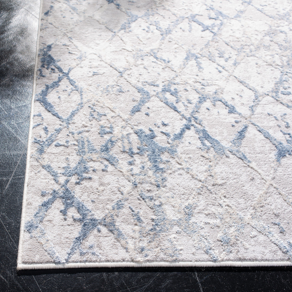 SAFAVIEH Amelia Selvete Modern Trellis Distressed Rug