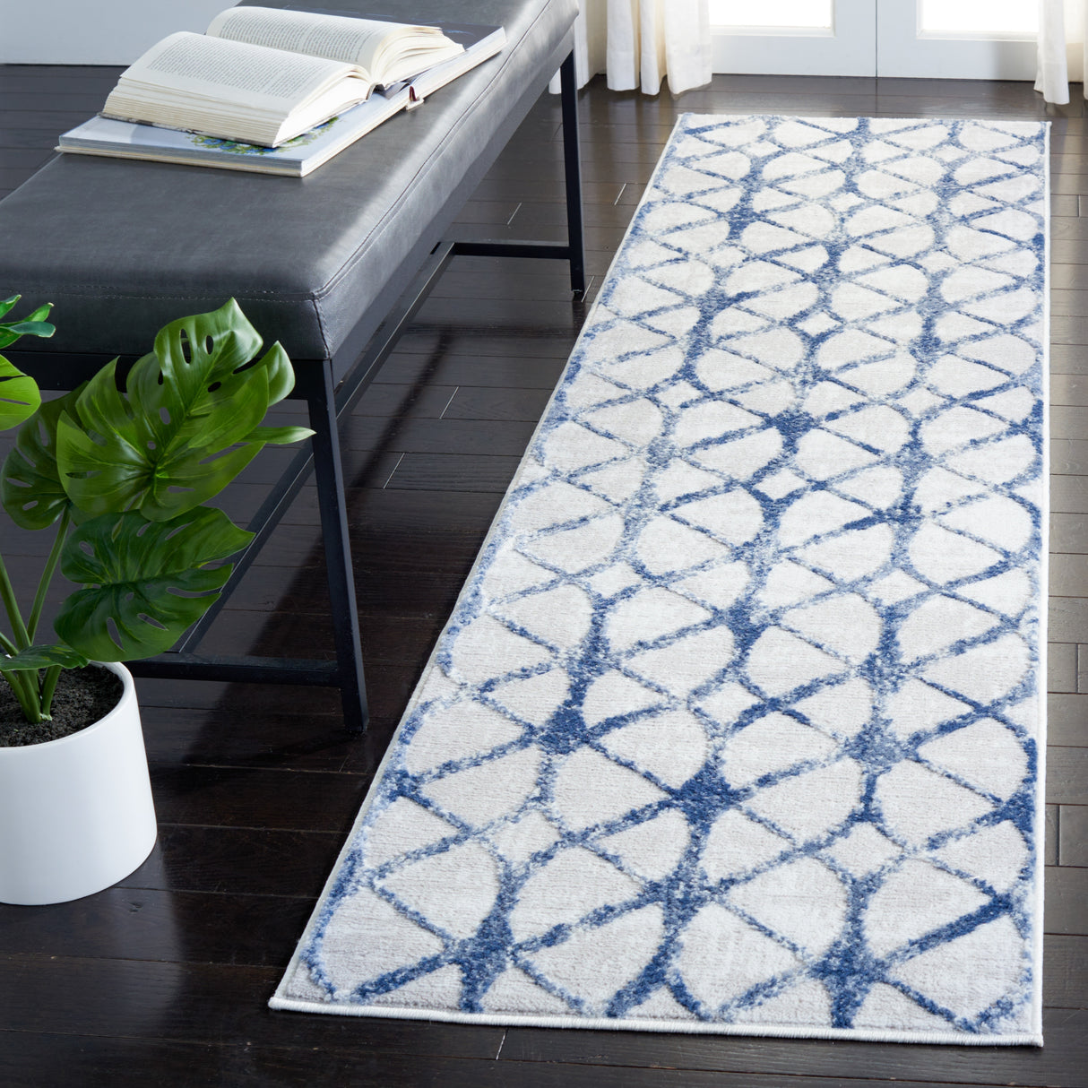 SAFAVIEH Amelia Tanasa Geometric Distressed Rug