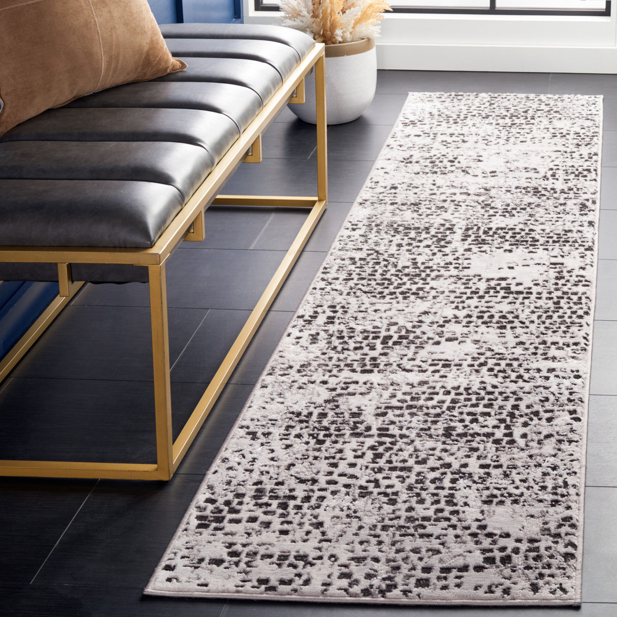 SAFAVIEH Amelia Valvi Modern Abstract Rug