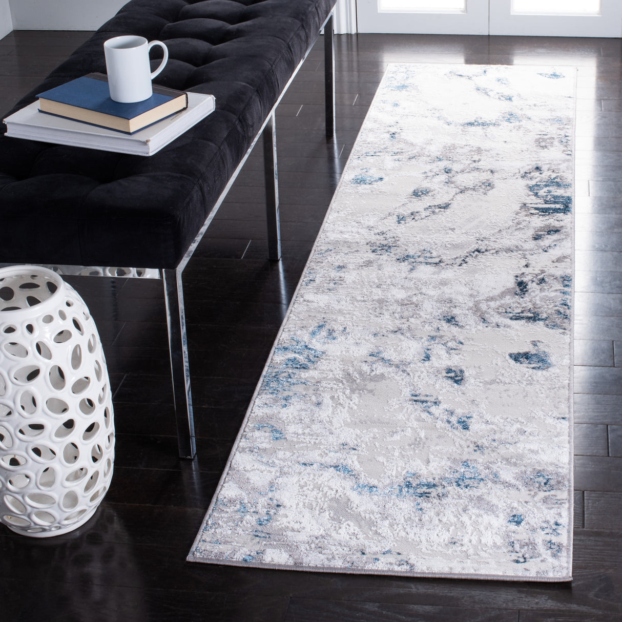 SAFAVIEH Amelia Vivan Abstract Distressed Rug