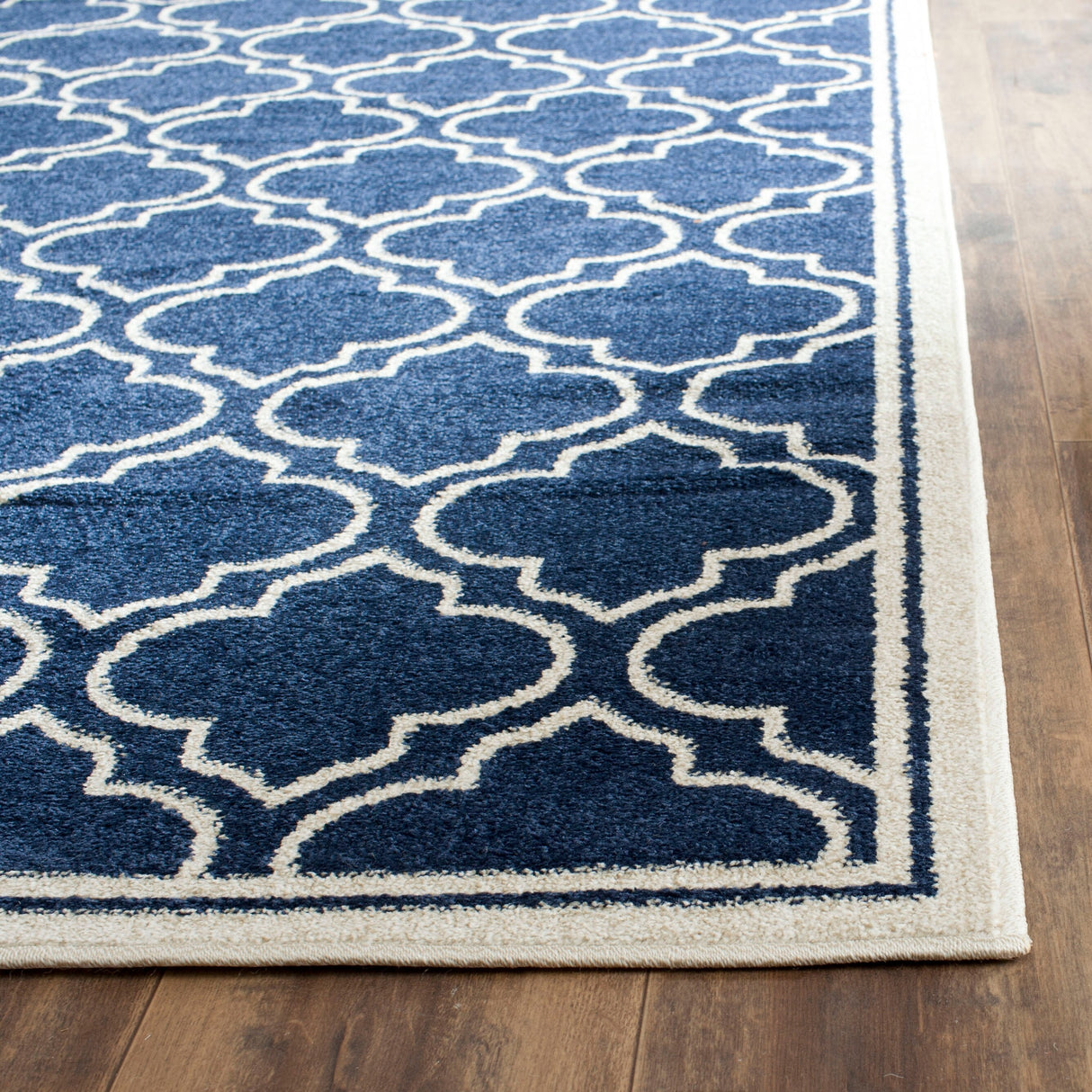 SAFAVIEH Amherst Lyda Modern Rug