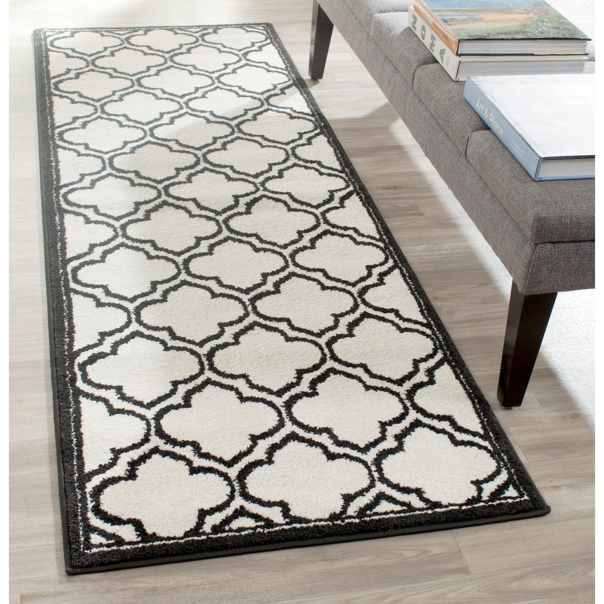 SAFAVIEH Amherst Lyda Modern Rug