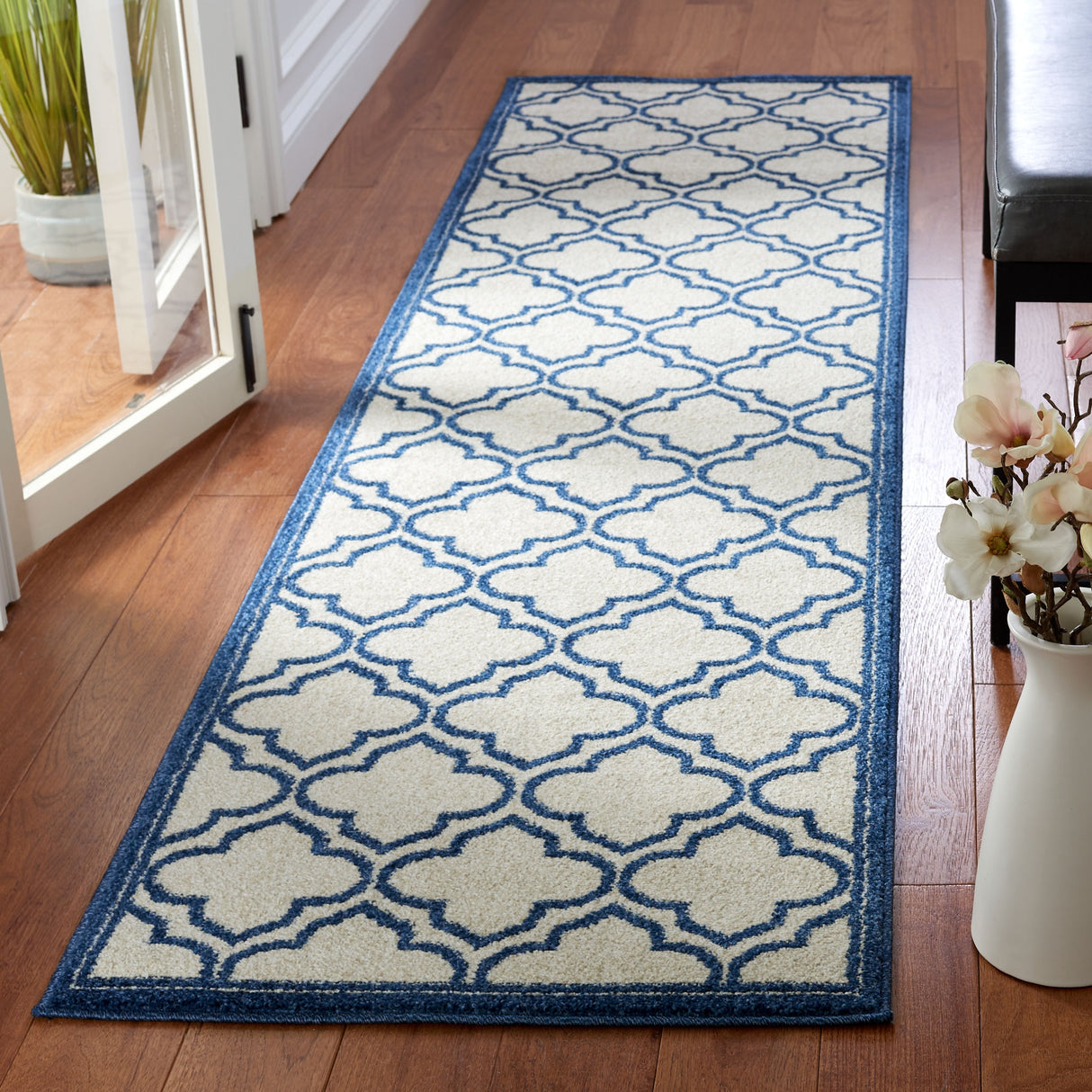 SAFAVIEH Amherst Lyda Modern Rug