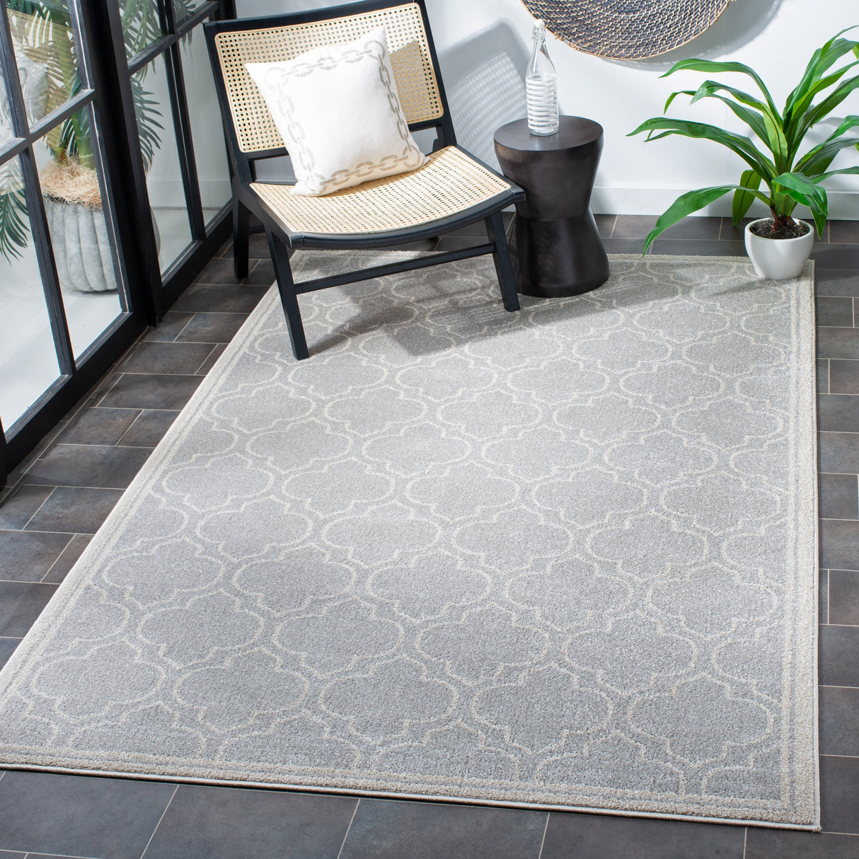 SAFAVIEH Amherst Lyda Modern Rug