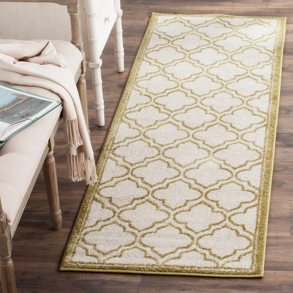 SAFAVIEH Amherst Lyda Modern Rug