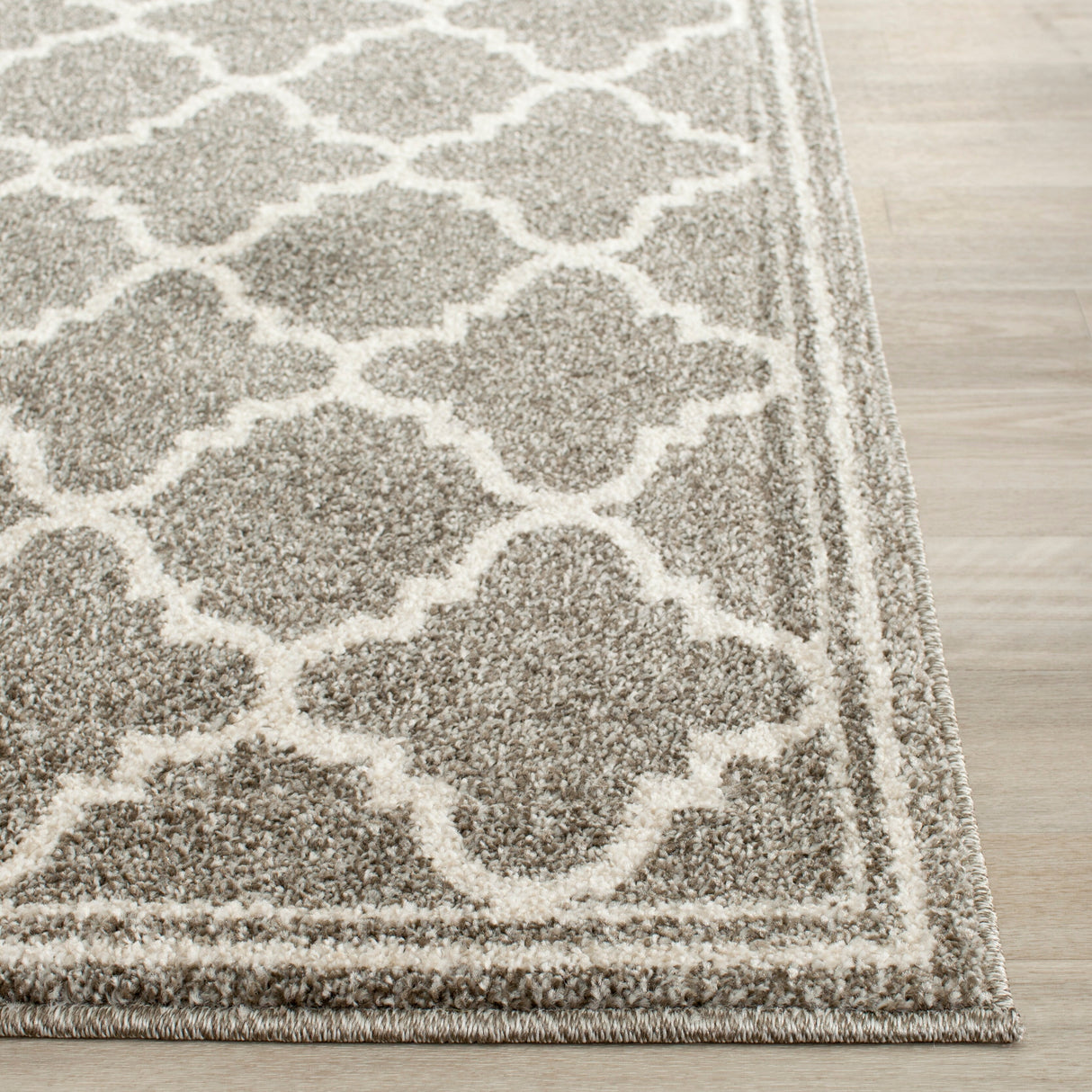 SAFAVIEH Amherst Namira Trellis Rug