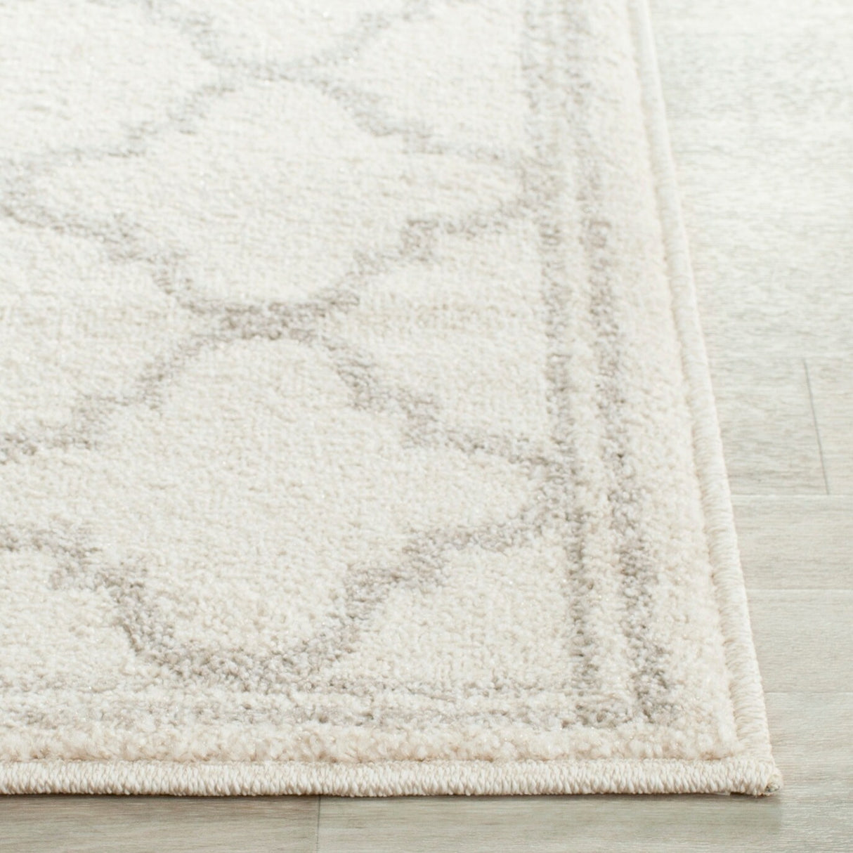 SAFAVIEH Amherst Namira Trellis Rug