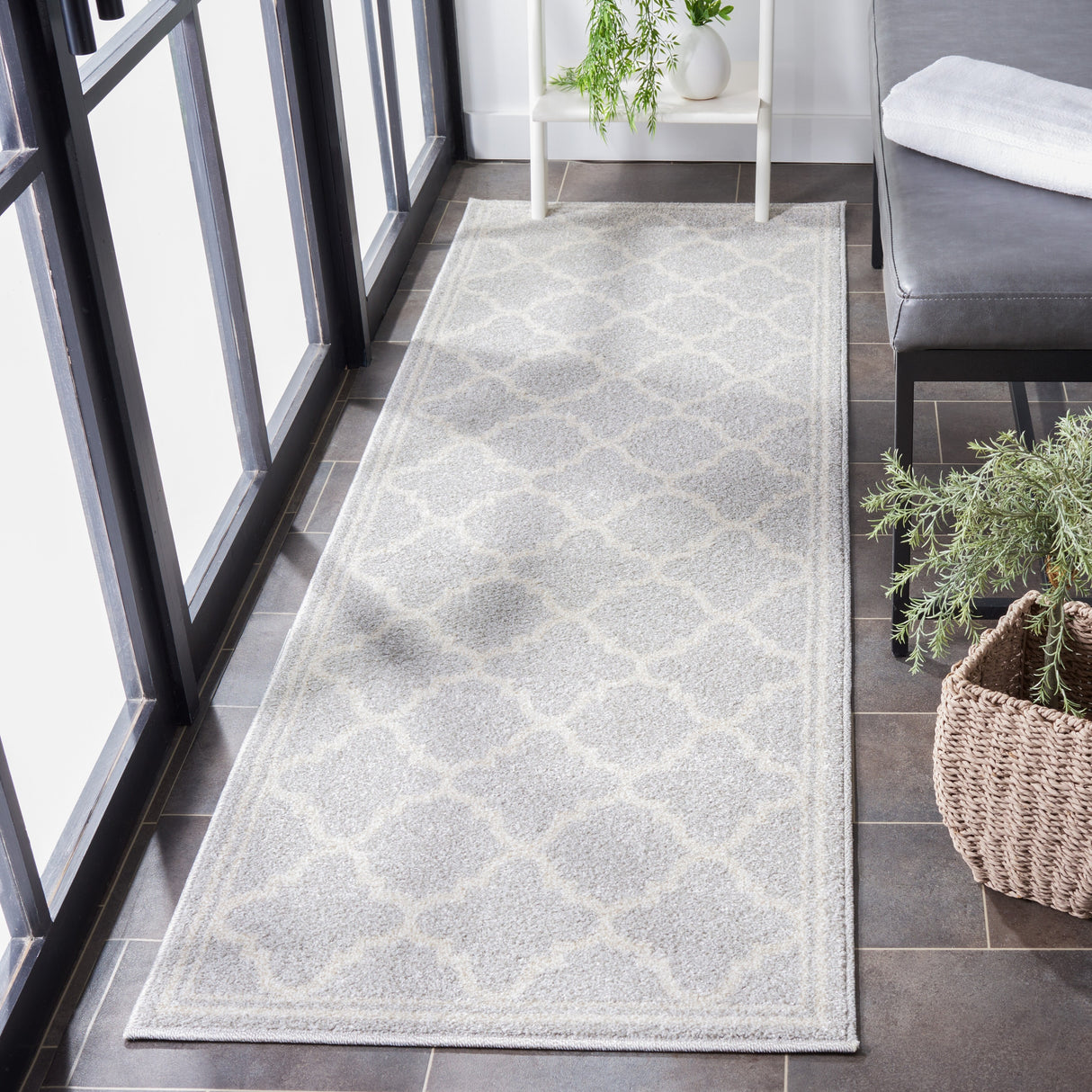 SAFAVIEH Amherst Namira Trellis Rug