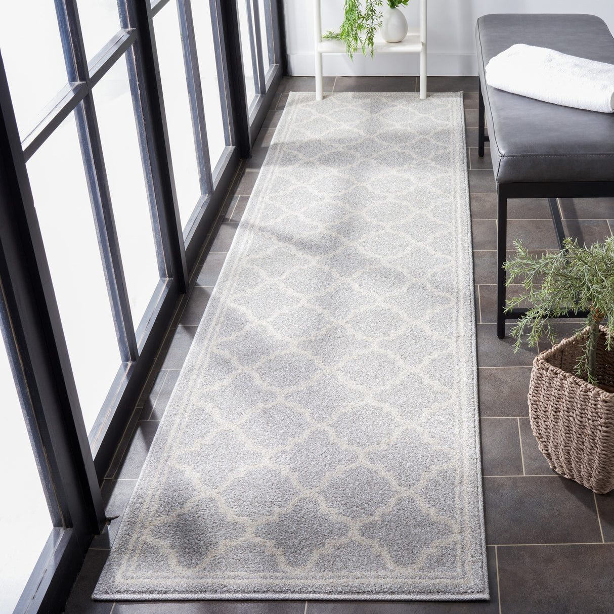 SAFAVIEH Amherst Namira Trellis Rug