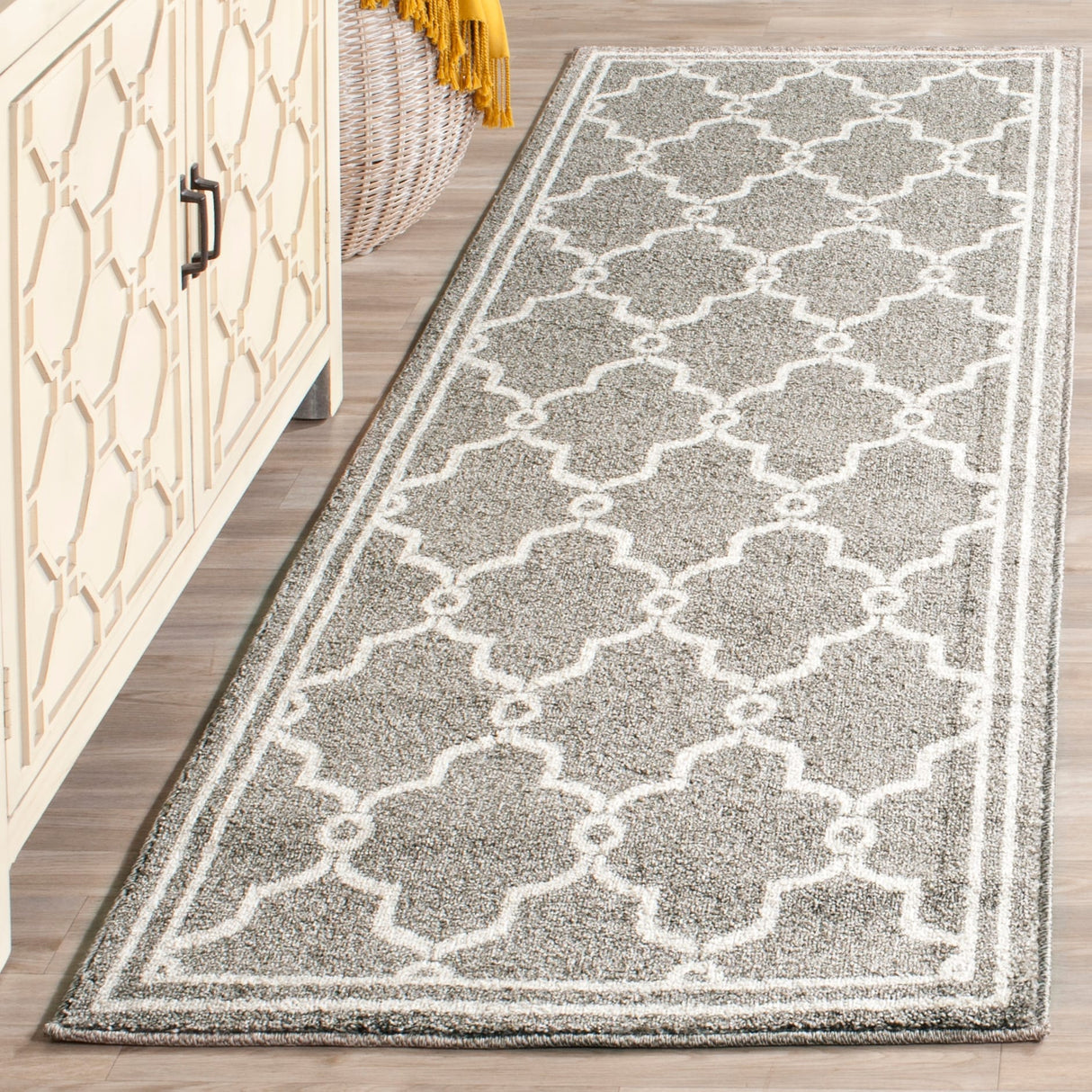 SAFAVIEH Amherst Nargis Modern Rug