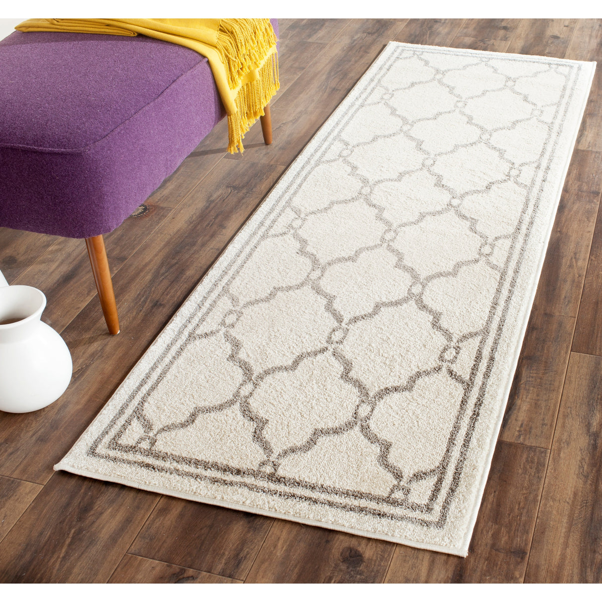 SAFAVIEH Amherst Nargis Modern Rug