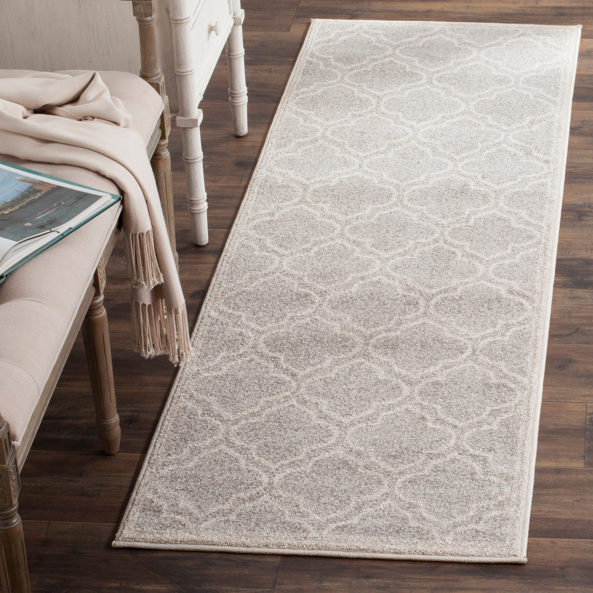 SAFAVIEH Amherst Tehila Modern Rug