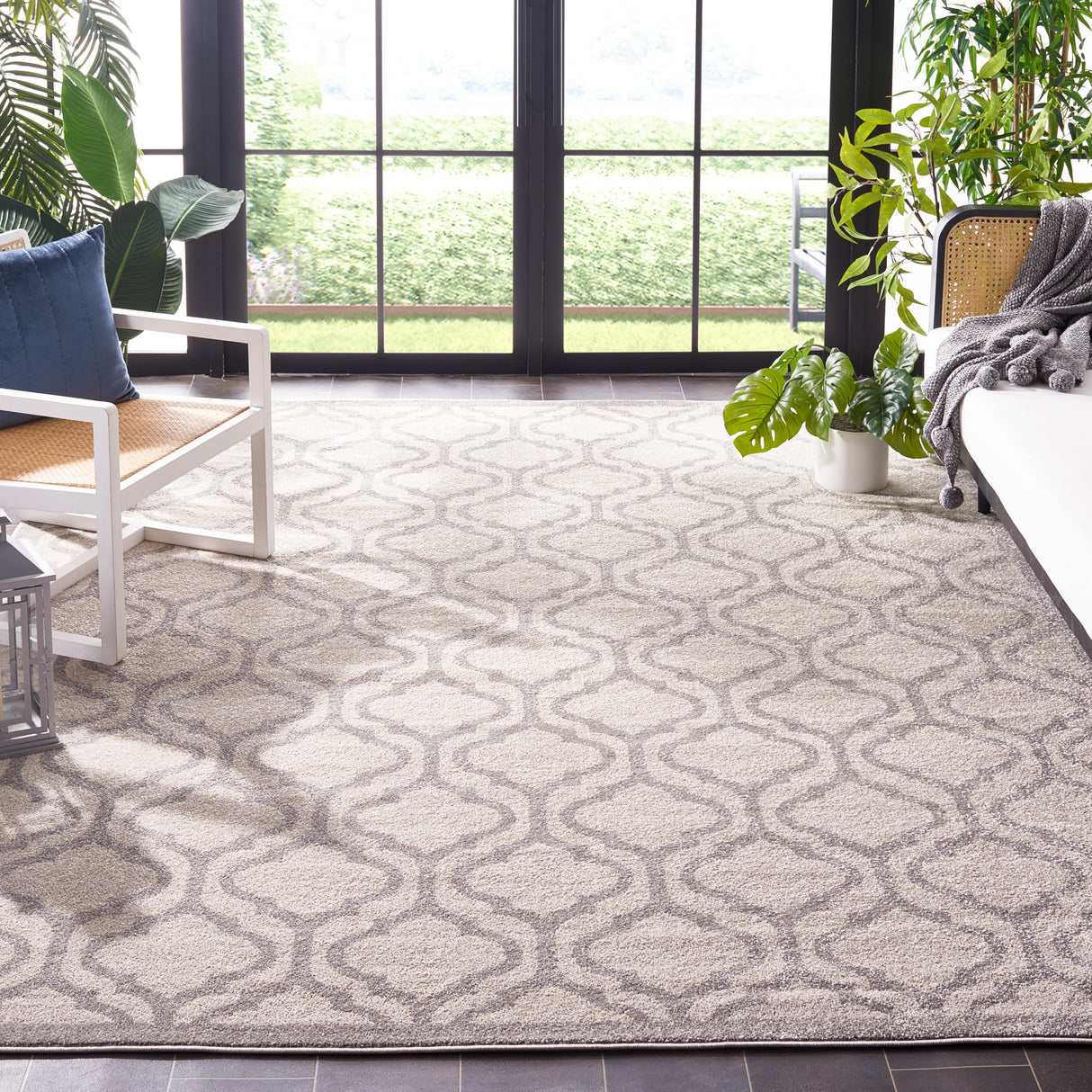 SAFAVIEH Amherst Yoshimi Modern Rug