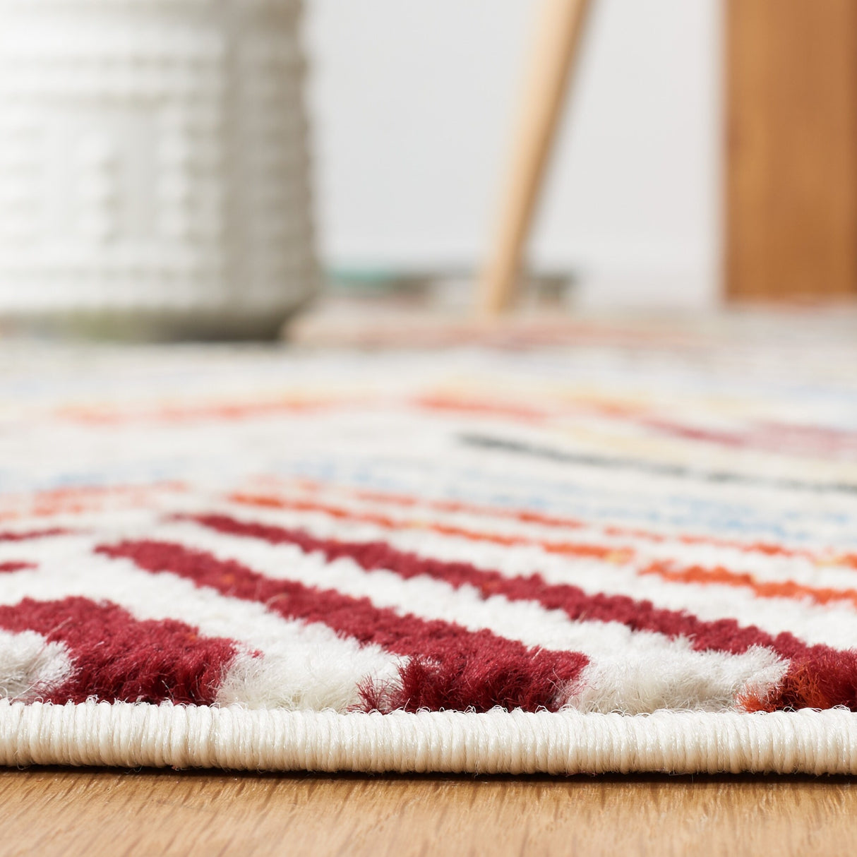 SAFAVIEH Amsterdam Gulumser Modern Rug