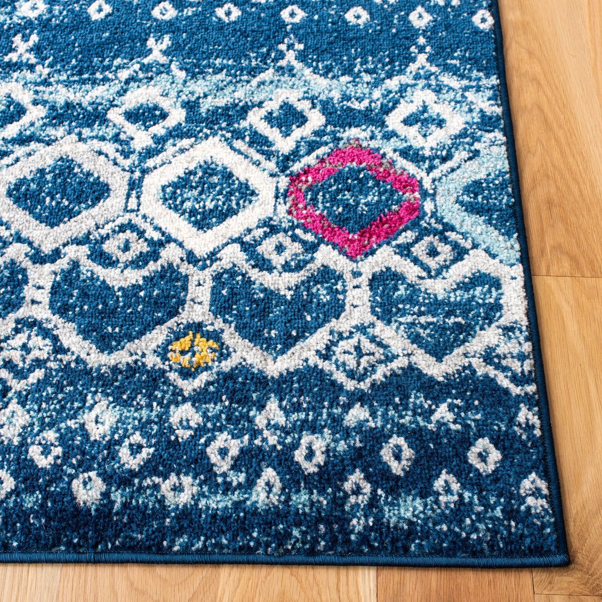 SAFAVIEH Amsterdam Iskra Moroccan Boho Rug