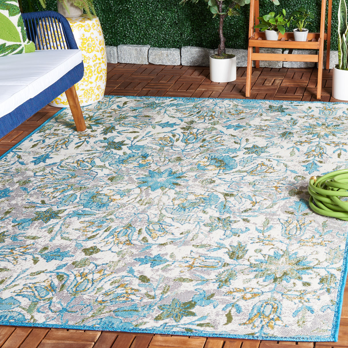 SAFAVIEH Barbados Kezban Floral Indoor/Outdoor Rug