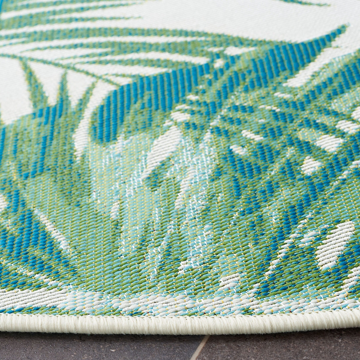 SAFAVIEH Barbados Pisti Tropical Indoor/ Outdoor Waterproof Patio Backyard Rug