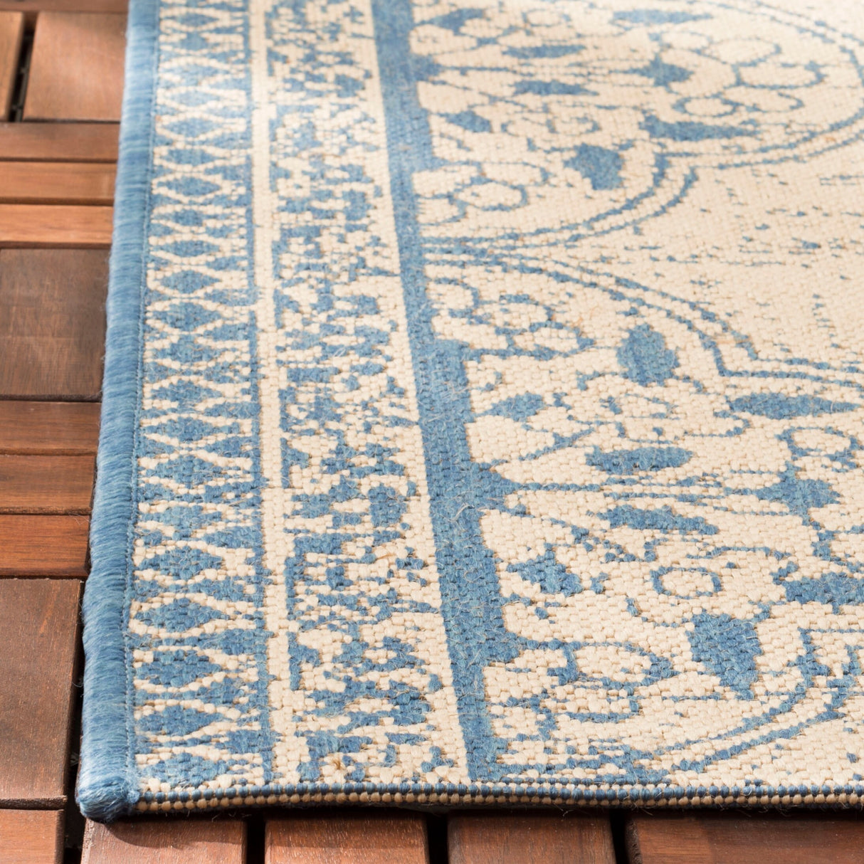 SAFAVIEH Beach House Belina Indoor/ Outdoor Waterproof Patio Backyard Rug