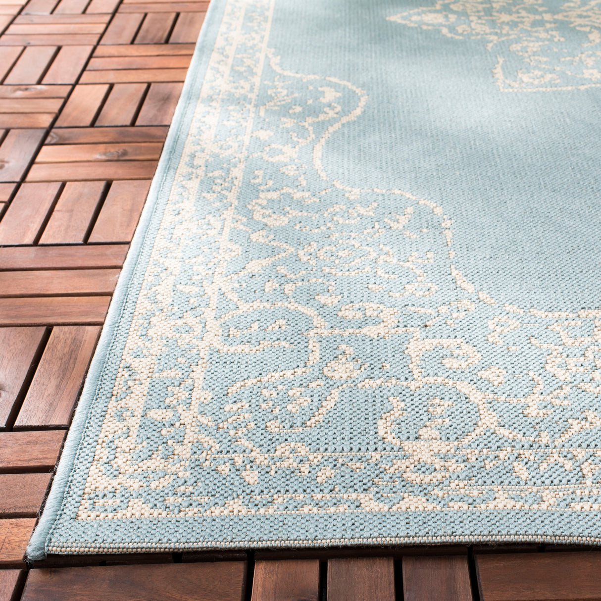 SAFAVIEH Beach House Zanfira Indoor/ Outdoor Waterproof Patio Backyard Rug