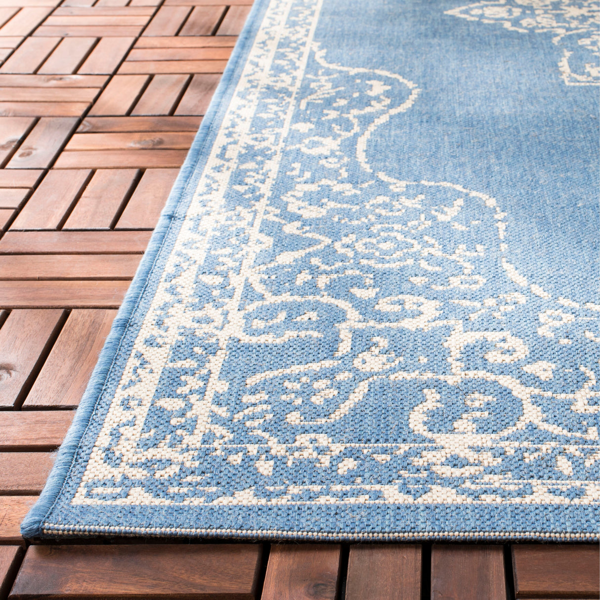 SAFAVIEH Beach House Zanfira Indoor/ Outdoor Waterproof Patio Backyard Rug