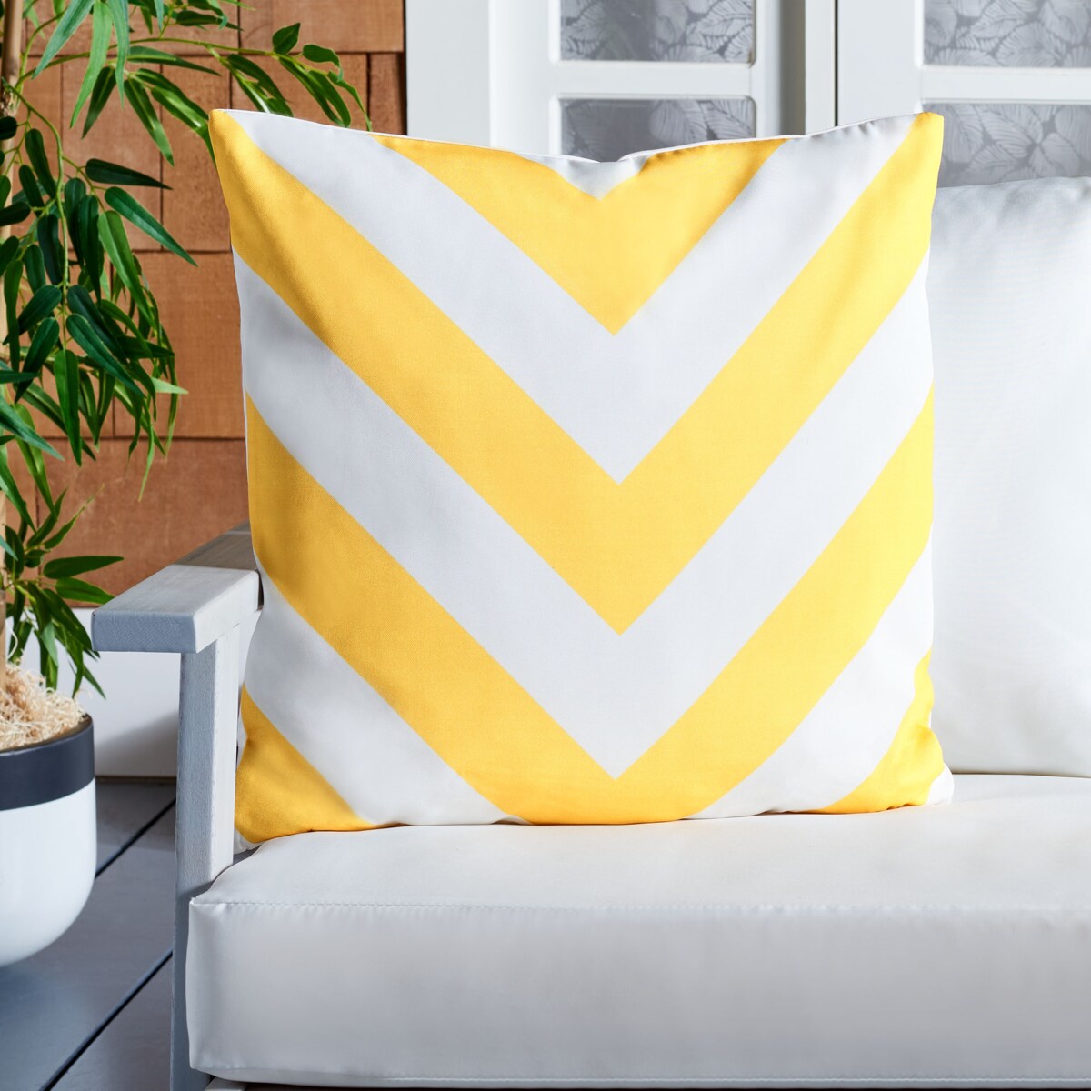 SAFAVIEH Branwen Chevron Outdoor 18-inch Accent Throw Pillow