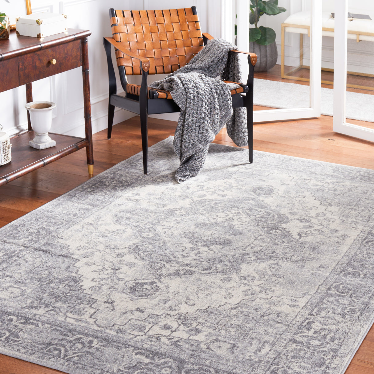 SAFAVIEH Brentwood Norlinda Traditional Rug