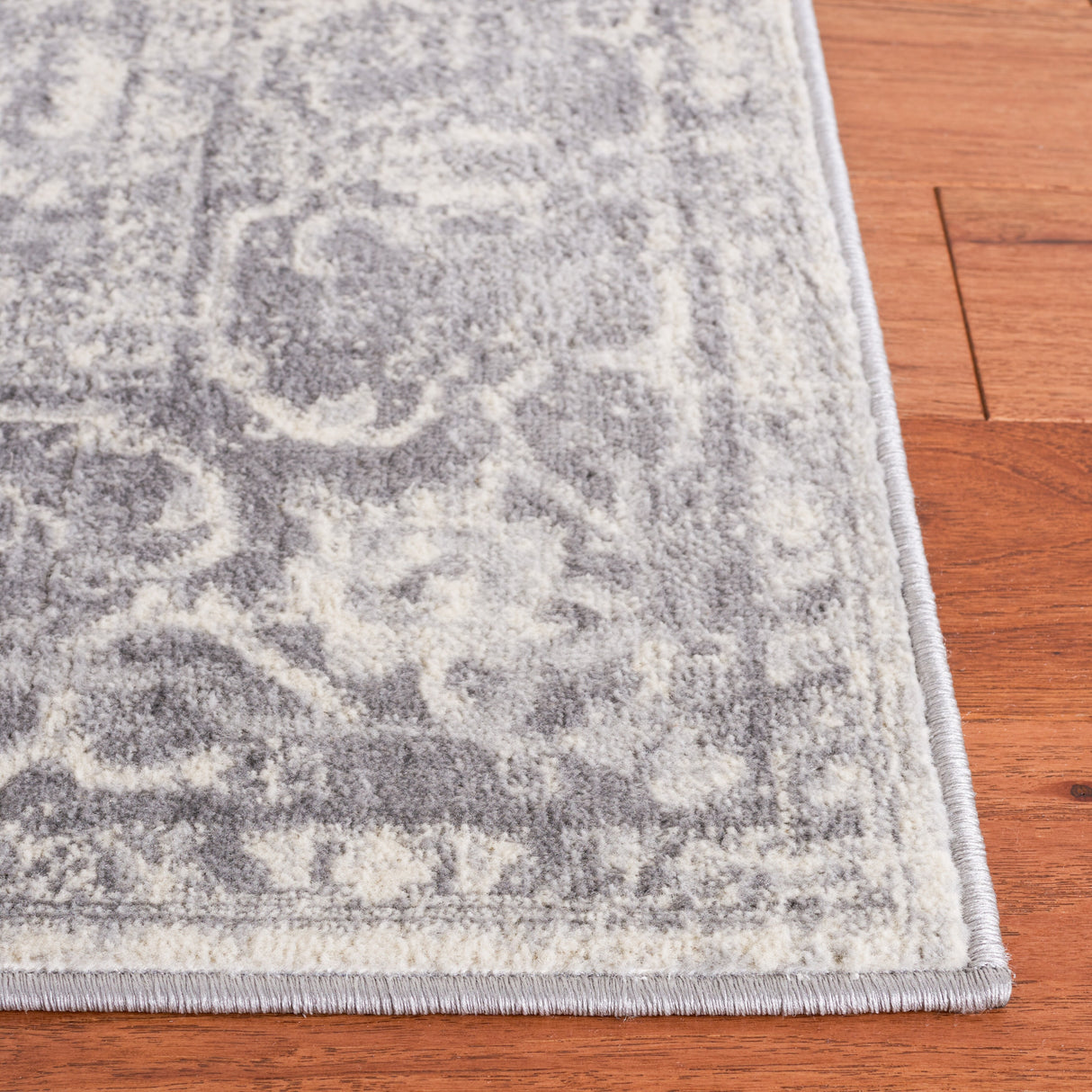 SAFAVIEH Brentwood Norlinda Traditional Rug