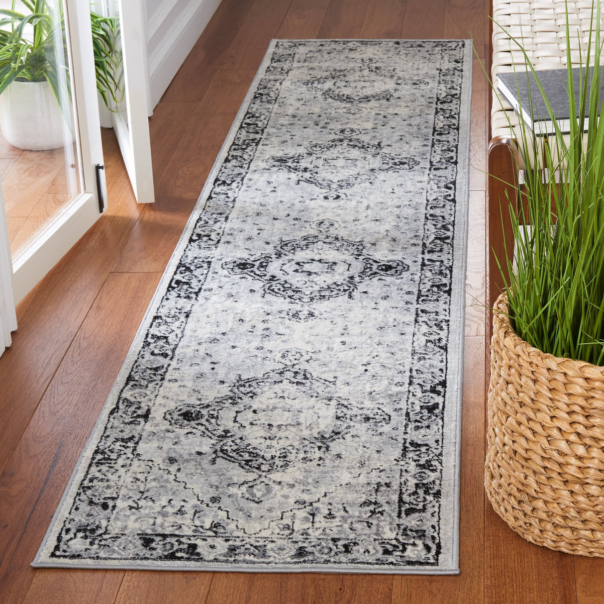 SAFAVIEH Brentwood Norlinda Traditional Rug