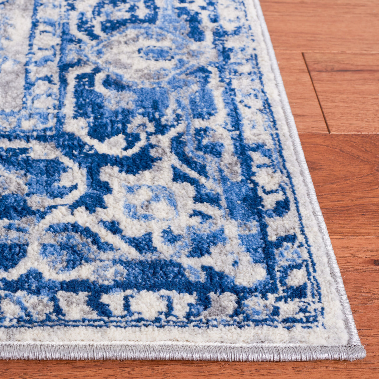 SAFAVIEH Brentwood Norlinda Traditional Rug