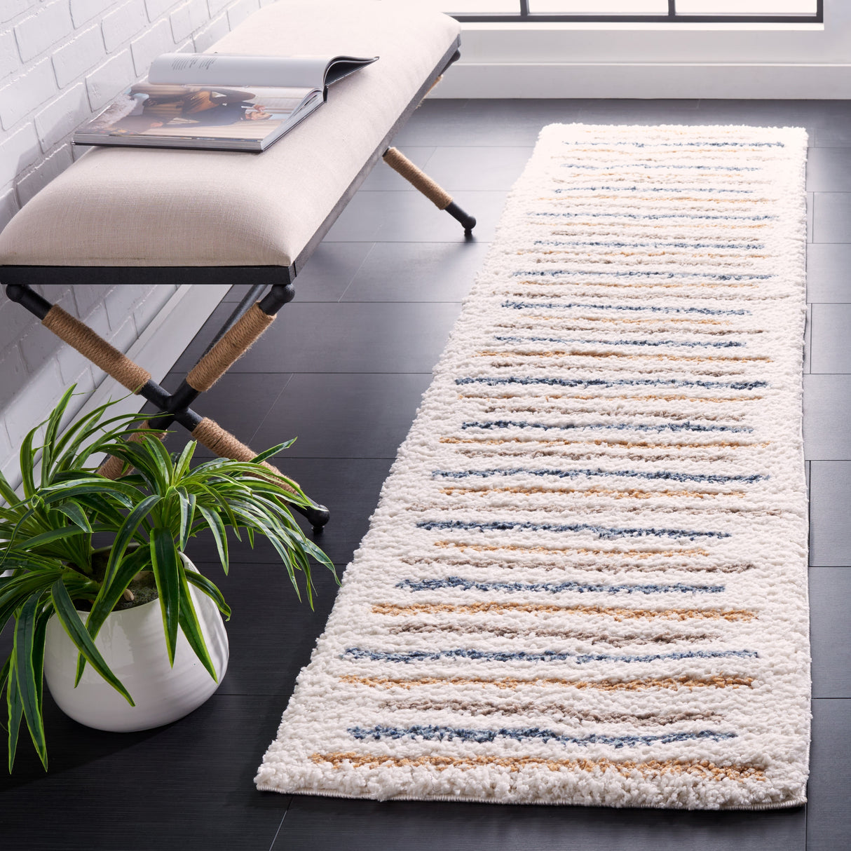 SAFAVIEH Calico Shag Daryia Stripe 1.5-inch Thick Rug