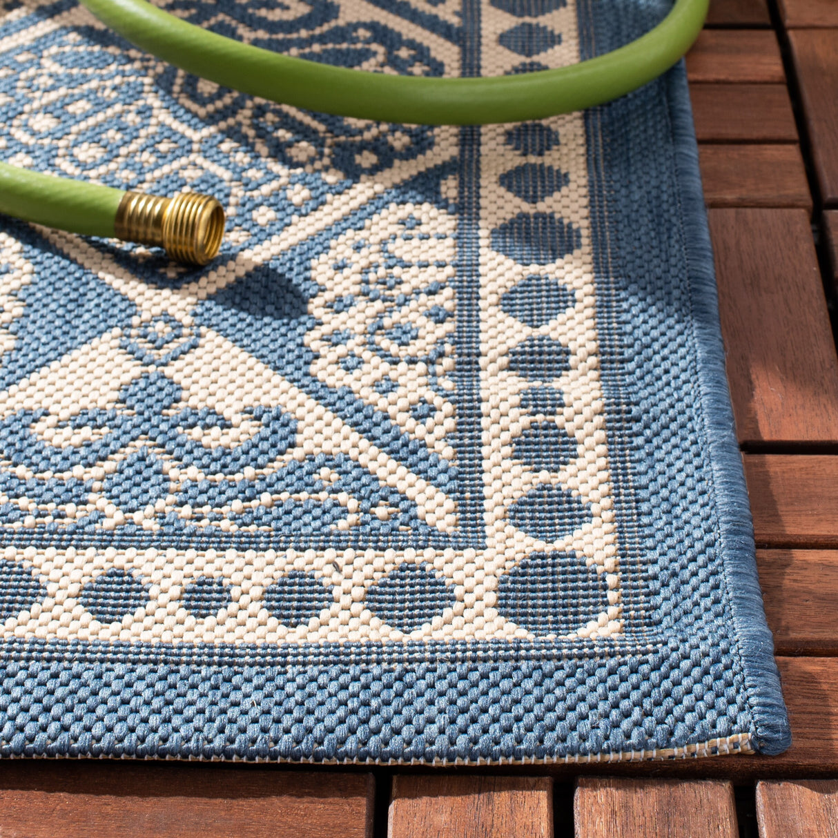 SAFAVIEH Courtyard Birgit Indoor/ Outdoor Waterproof Patio Backyard Rug