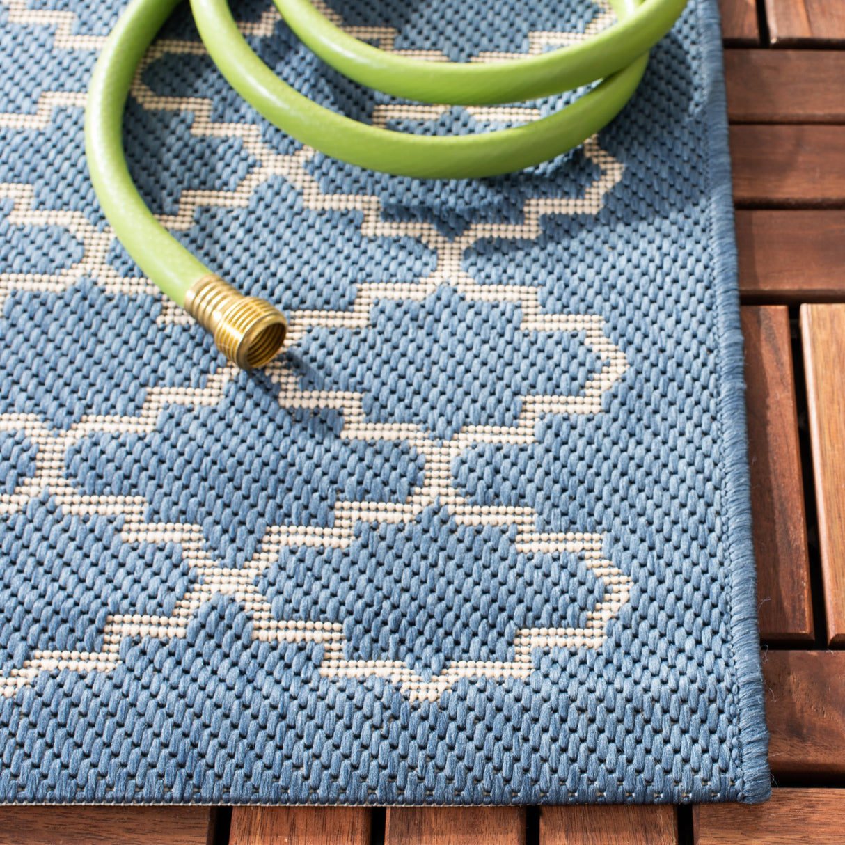 SAFAVIEH Courtyard Gerdi Indoor/ Outdoor Patio Backyard Rug