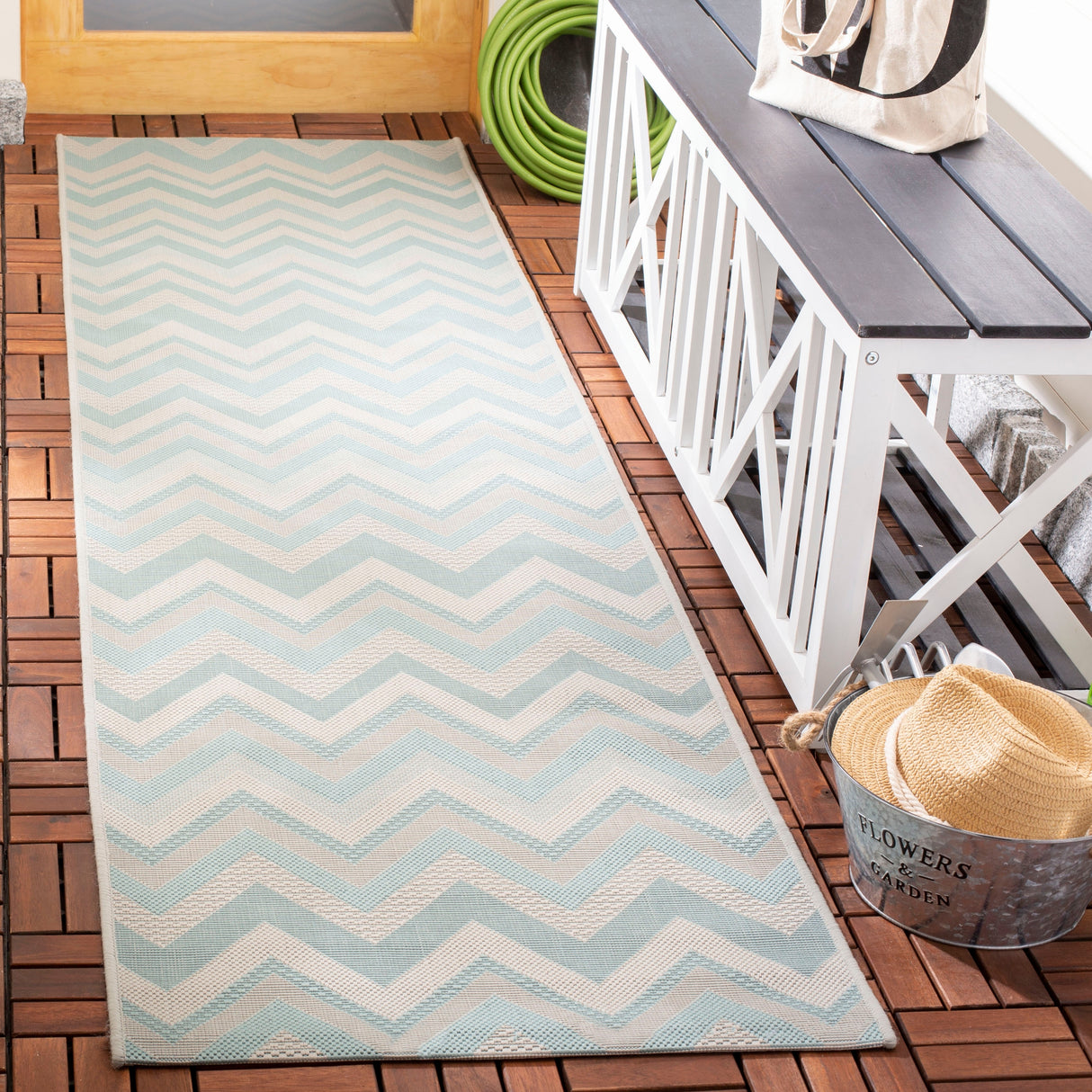 SAFAVIEH Courtyard Jolanta Indoor/ Outdoor Waterproof Patio Backyard Rug