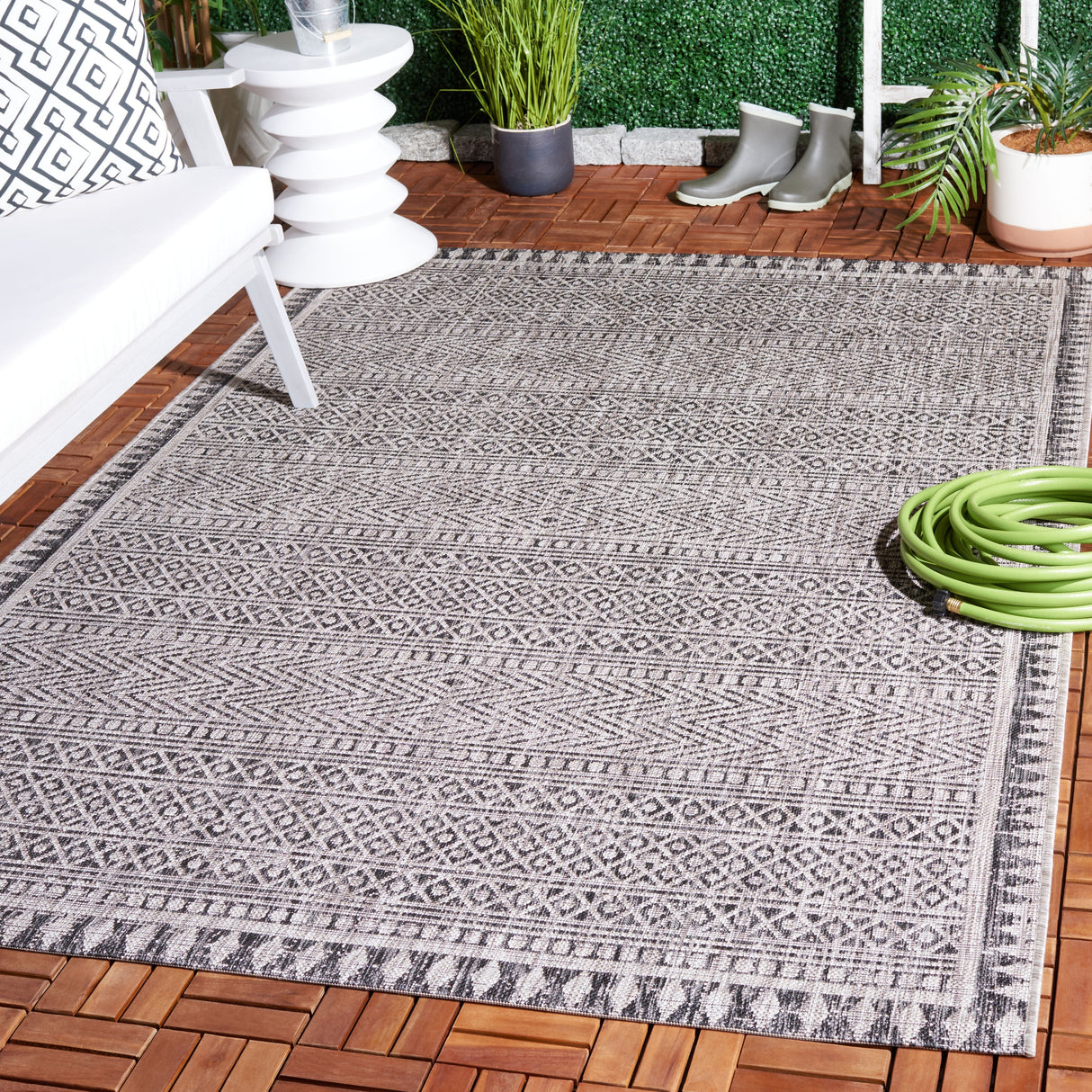 SAFAVIEH Courtyard Marje Transitional Rug