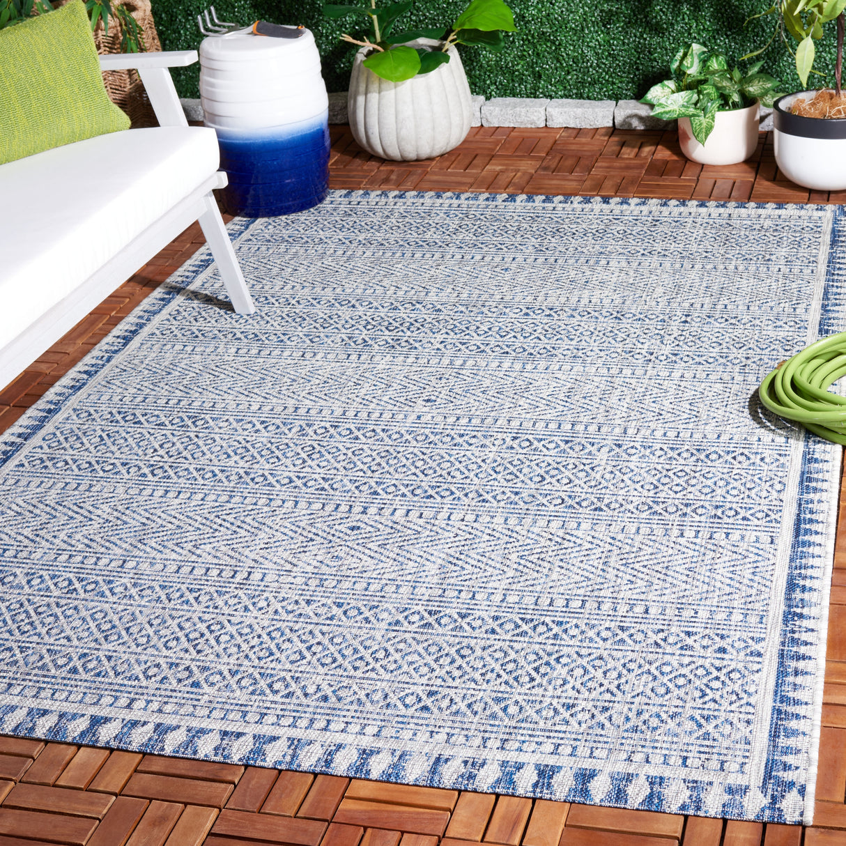 SAFAVIEH Courtyard Marje Transitional Rug