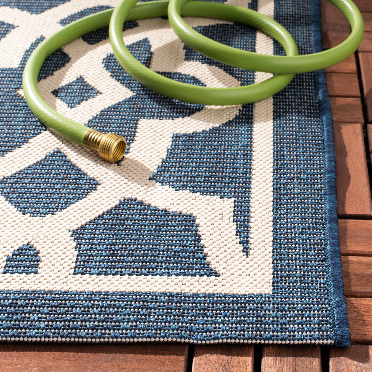 SAFAVIEH Courtyard Marline Indoor/ Outdoor Waterproof Patio Backyard Rug