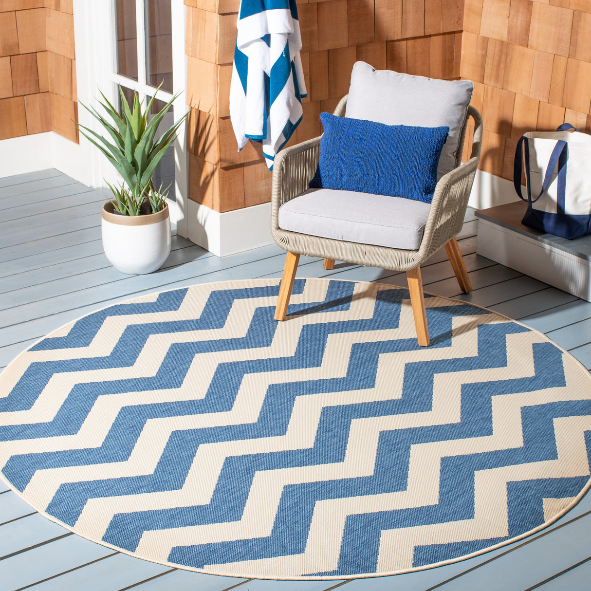 SAFAVIEH Courtyard Morganne Chevron Indoor/ Outdoor Waterproof Patio Backyard