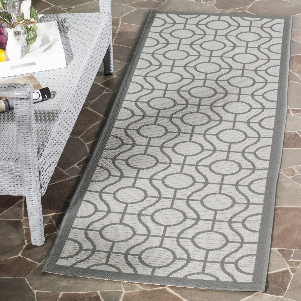 SAFAVIEH Courtyard Pazia Indoor/ Outdoor Waterproof Patio Backyard Rug