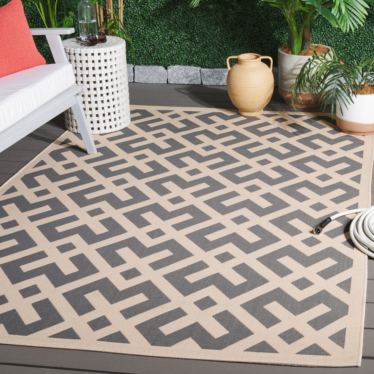 SAFAVIEH Courtyard Sytske Indoor/ Outdoor Waterproof Patio Backyard Rug