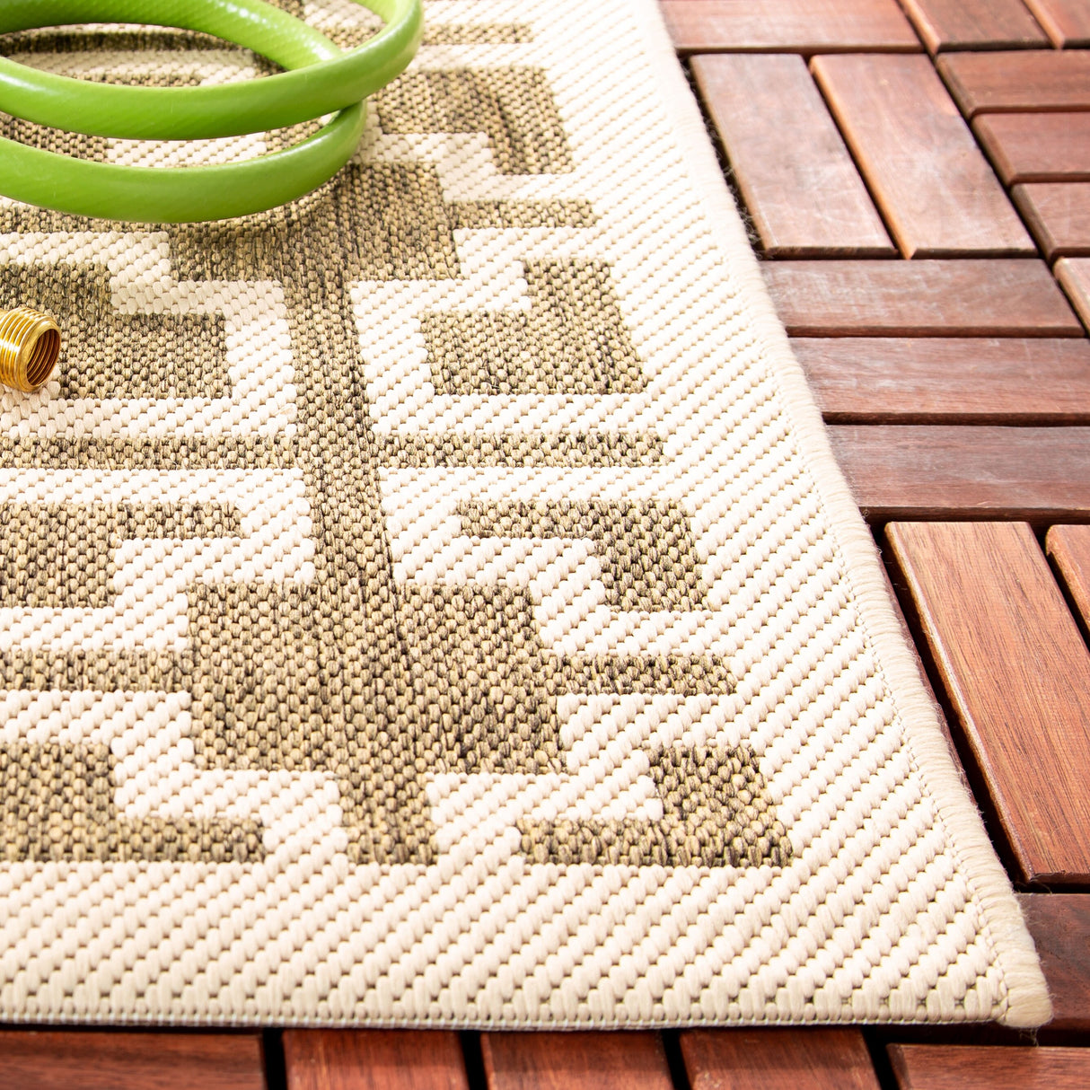 SAFAVIEH Courtyard Zohre Indoor/ Outdoor Waterproof Patio Backyard Rug