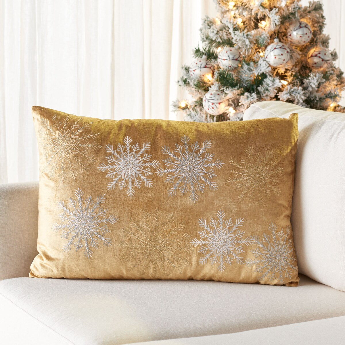 SAFAVIEH Cronan 16"x24" Snowflake Pillow