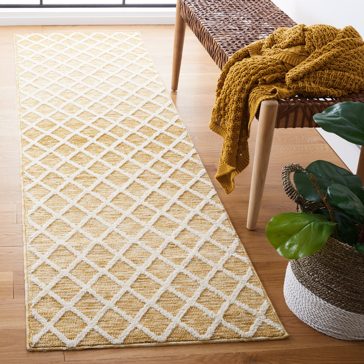 SAFAVIEH Easy Care Machine Washable Friedrike Geometric Rug