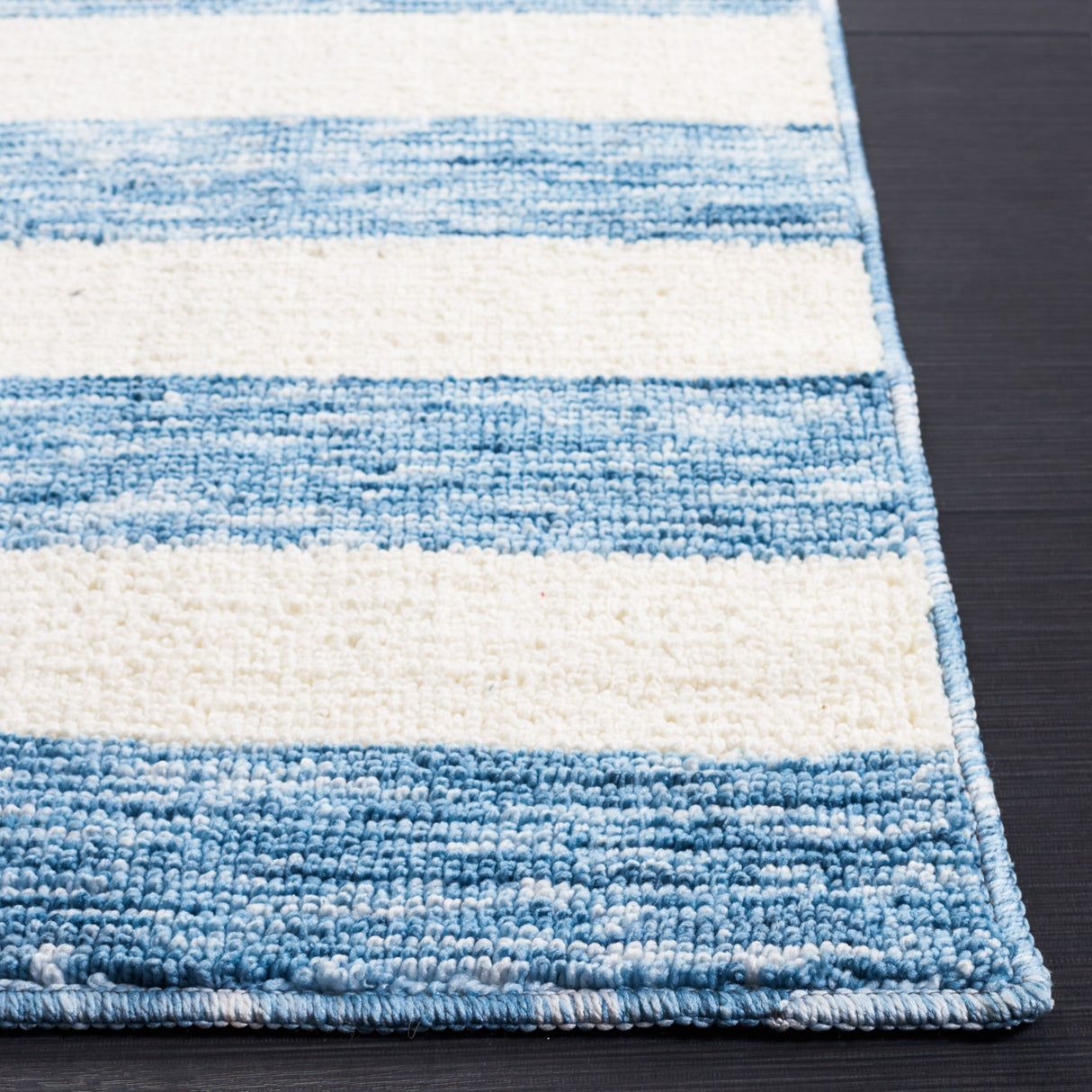 SAFAVIEH Easy Care Machine Washable Juliyana Stripe Rug