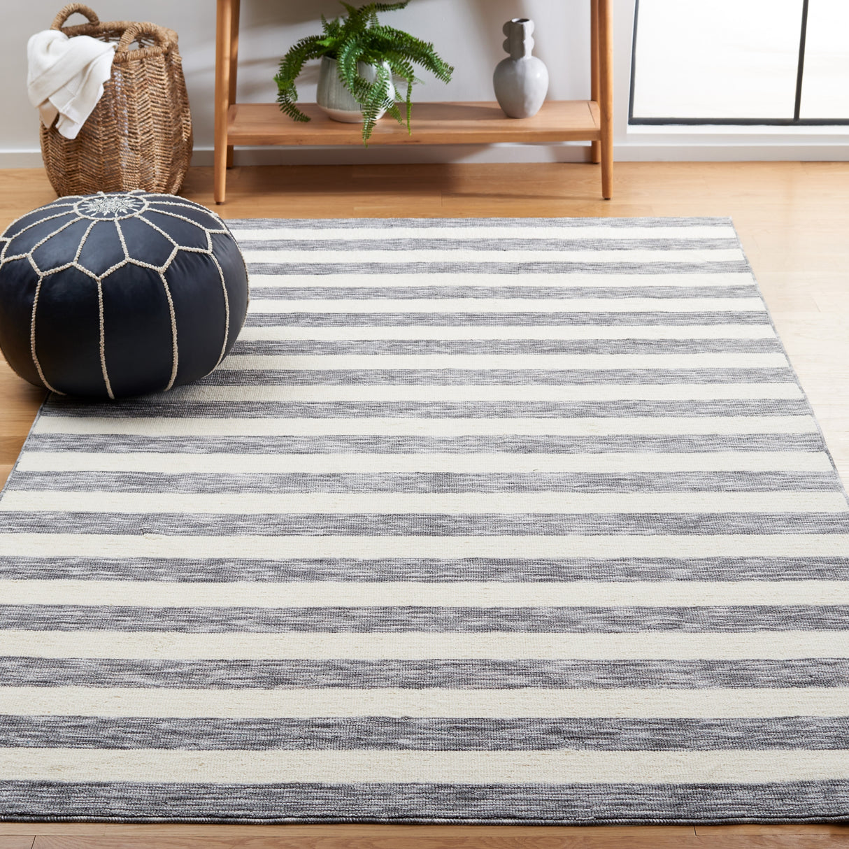 SAFAVIEH Easy Care Machine Washable Juliyana Stripe Rug