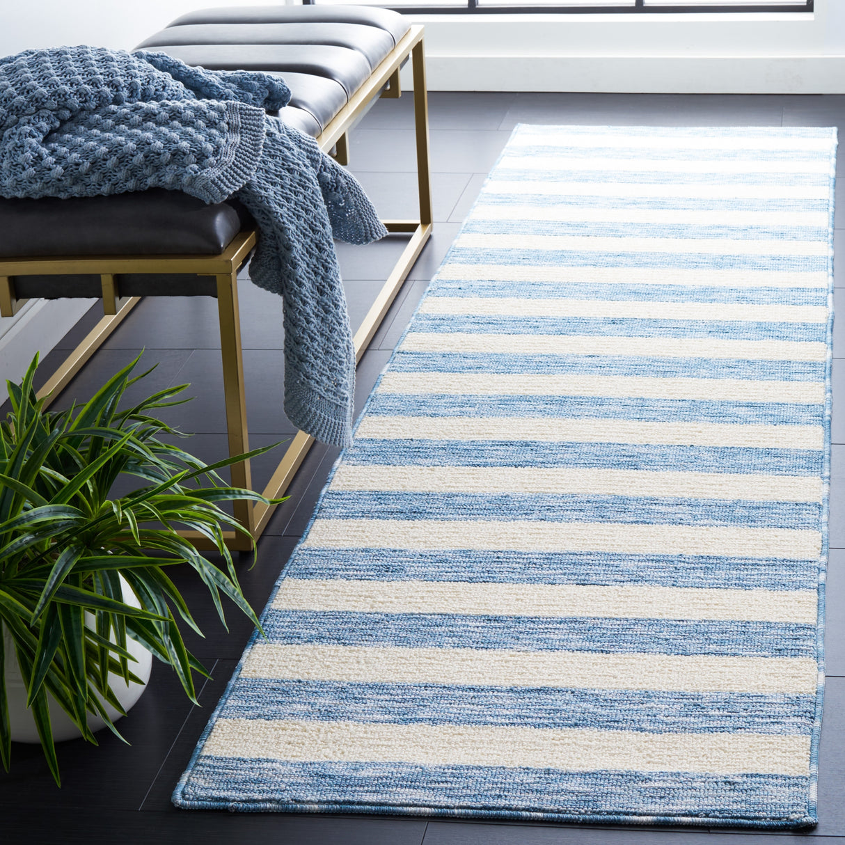 SAFAVIEH Easy Care Machine Washable Juliyana Stripe Rug