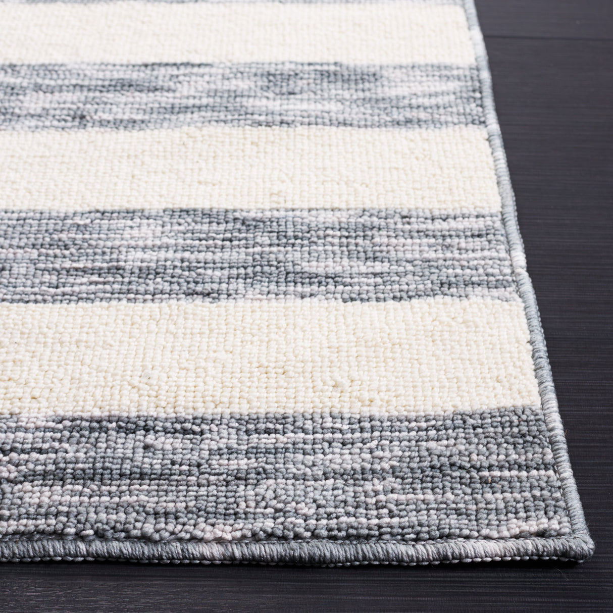 SAFAVIEH Easy Care Machine Washable Juliyana Stripe Rug